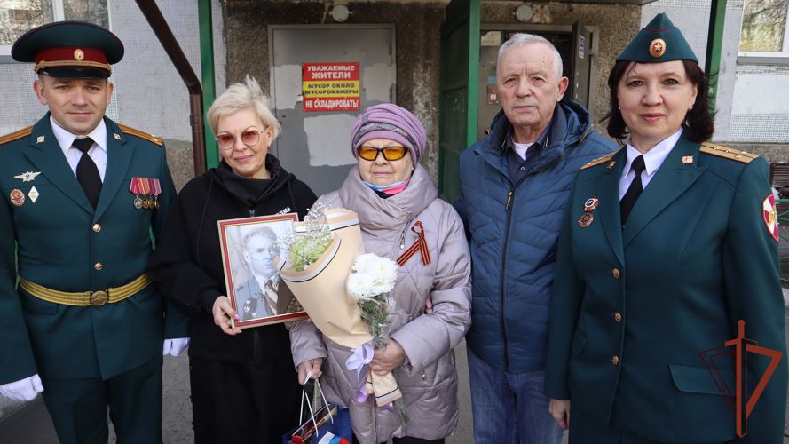 Военнослужащие красноярского соединения приняли участие в акции “Парад идет к ветерану”