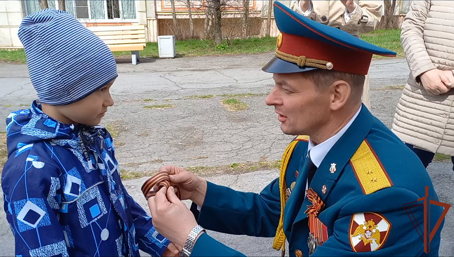 В лесновском полку Уральского округа Росгвардии наградили ребят - победителей конкурса «С чего начинается Родина» 