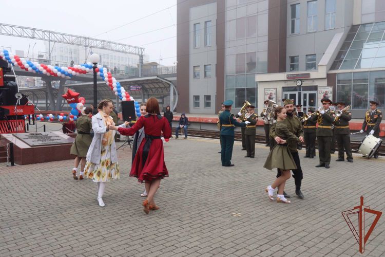 Росгвардия приняла участие в реконструкции прибытия Поезда Победы во Владивостоке