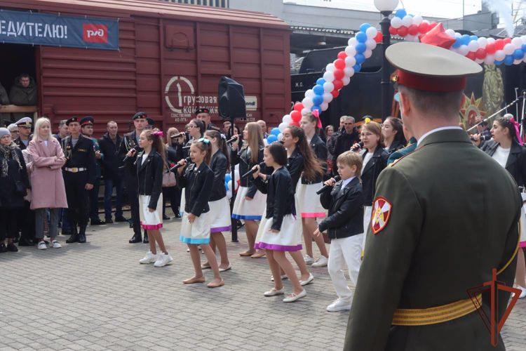 Росгвардия приняла участие в реконструкции прибытия Поезда Победы во Владивостоке
