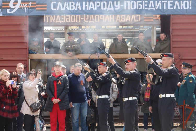 Росгвардия приняла участие в реконструкции прибытия Поезда Победы во Владивостоке