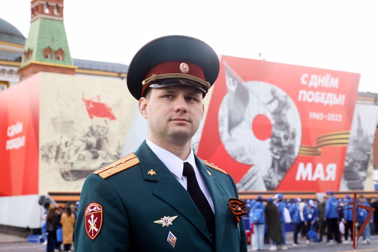 Росгвардеец – победитель акции «Диктант Победы» побывал на параде на Красной площади