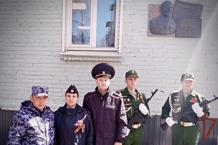 Росгвардейцы из Иркутска приняли участие в открытии мемориальной доски в честь кавалера ордена Красного Знамени полковника Моисея Вишнякова
