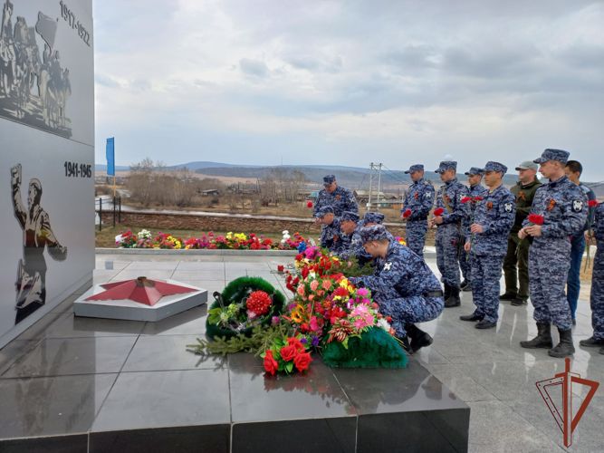 В память о погибших героях Великой Отечественной войны в Сибири росгвардейцы возложили цветы и зажгли свечи 