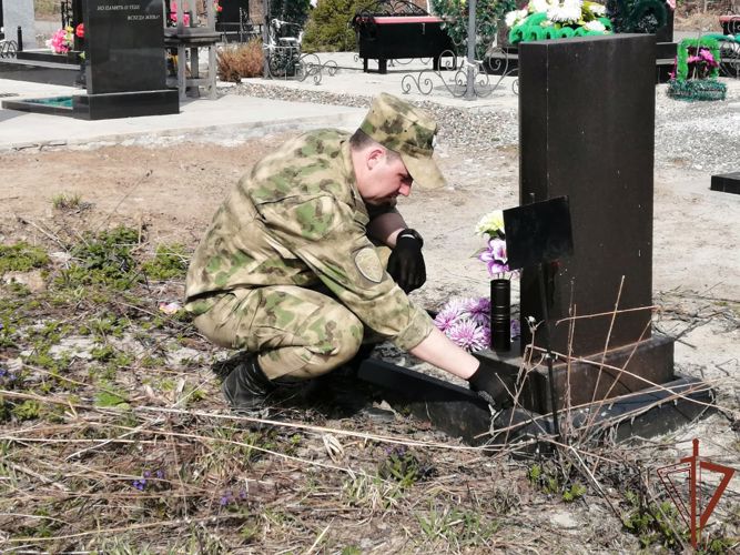  В Томской области Росгвардейцы облагородили могилы участников Великой Отечественной войны 