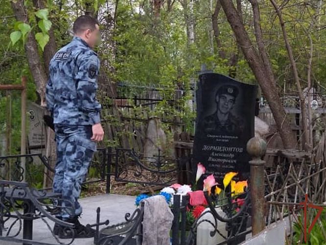 Сотрудники барнаульского ОМОН почтили память погибшего сослуживца
