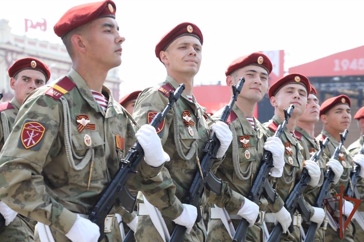 На парадах Победы прошли военнослужащие и сотрудники Южного округа Росгвардии 