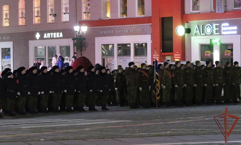 Росгвардейцы приняли участие в ночной репетиции парада Победы в Екатеринбурге (видео)