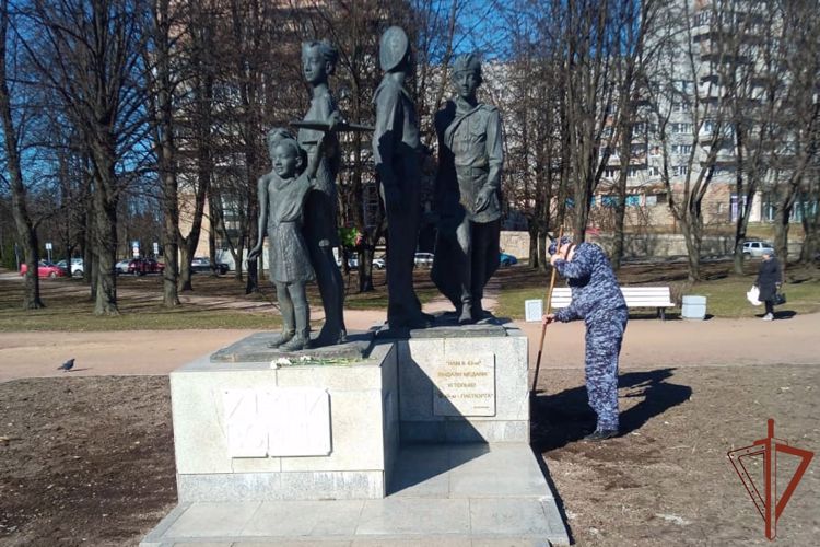 Росгвардейцы привели в порядок в Петербурге территории вокруг памятников, посвященных Великой Отечественной войне