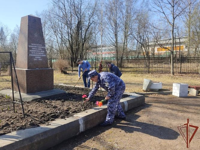Росгвардейцы привели в порядок в Петербурге территории вокруг памятников, посвященных Великой Отечественной войне