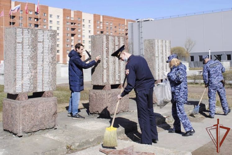 Росгвардейцы привели в порядок в Петербурге территории вокруг памятников, посвященных Великой Отечественной войне