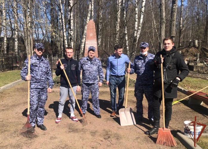Росгвардейцы привели в порядок в Петербурге территории вокруг памятников, посвященных Великой Отечественной войне