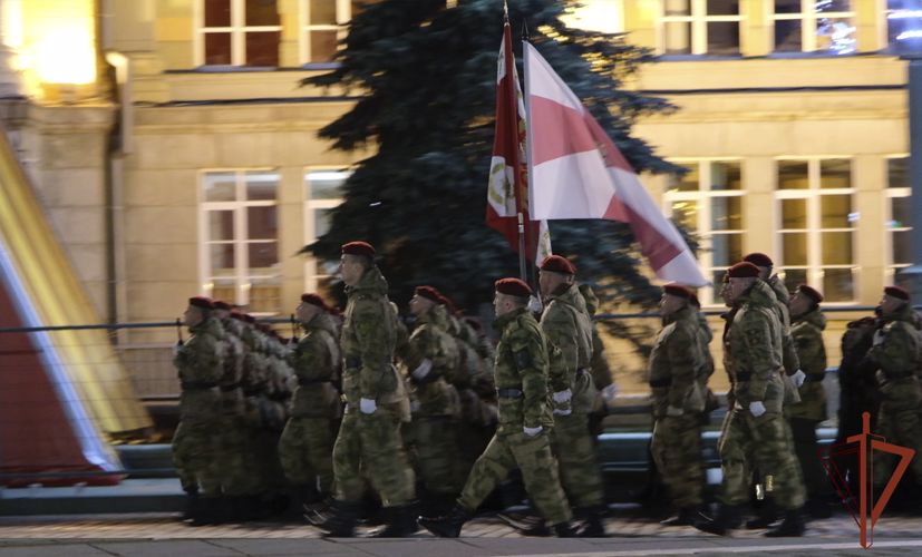 Росгвардейцы приняли участие в ночной репетиции парада Победы в Екатеринбурге (видео)