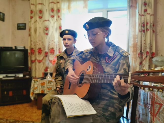 С песнями и стихами пришли в гости к ветеранам ученики иркутских классов Росгвардии