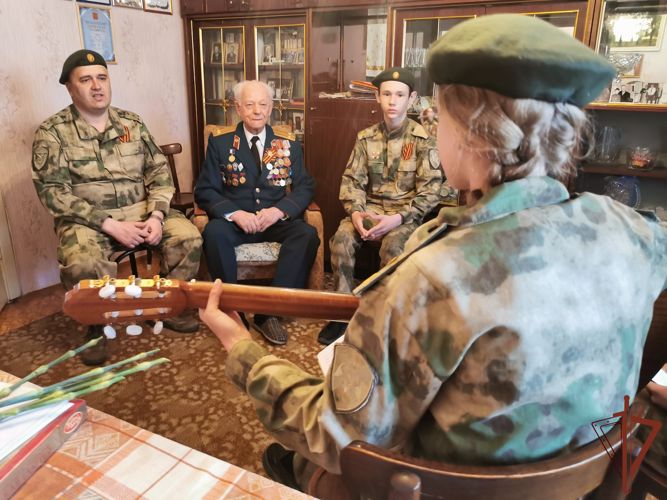 С песнями и стихами пришли в гости к ветеранам ученики иркутских классов Росгвардии