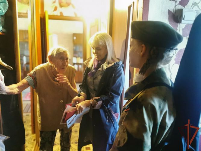 С песнями и стихами пришли в гости к ветеранам ученики иркутских классов Росгвардии