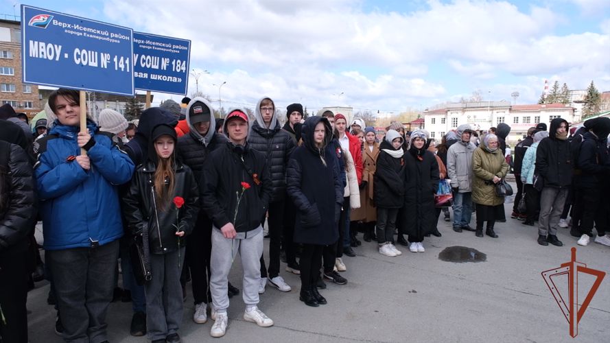 Ансамбль песни и пляски Уральского округа Росгвардии поздравил ветеранов и жителей Екатеринбурга с Днем Победы (видео)