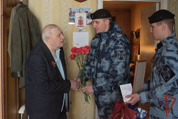 АКЦИЯ «ПАРАД У ДОМА ВЕТЕРАНОВ» ПРОШЛА В СТОЛИЧНОМ ГЛАВКЕ РОСГВАРДИИ