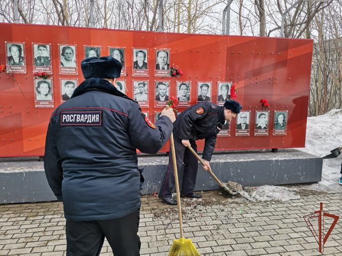 В Мурманской области росгвардейцы привели в порядок прилегающую территорию вокруг памятников, посвященных Великой Отечественной войне