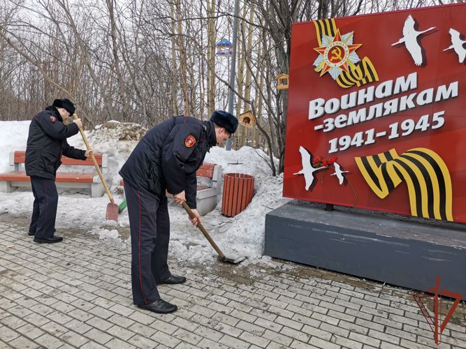 В Мурманской области росгвардейцы привели в порядок прилегающую территорию вокруг памятников, посвященных Великой Отечественной войне