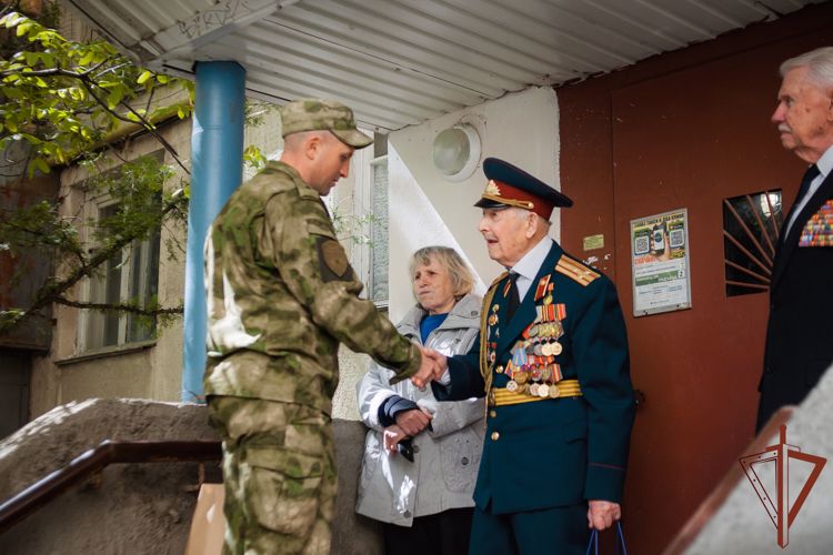 В Крыму сотрудники и военнослужащие Росгвардии приняли участие в ведомственной акции «Парад идет к ветерану»
