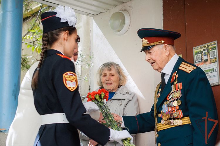 В Крыму сотрудники и военнослужащие Росгвардии приняли участие в ведомственной акции «Парад идет к ветерану»