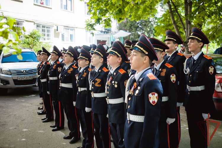 В Крыму сотрудники и военнослужащие Росгвардии приняли участие в ведомственной акции «Парад идет к ветерану»