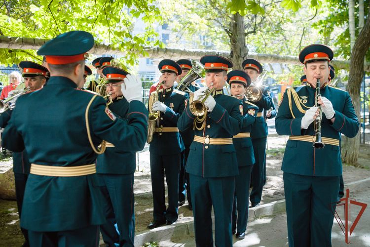 В Крыму сотрудники и военнослужащие Росгвардии приняли участие в ведомственной акции «Парад идет к ветерану»