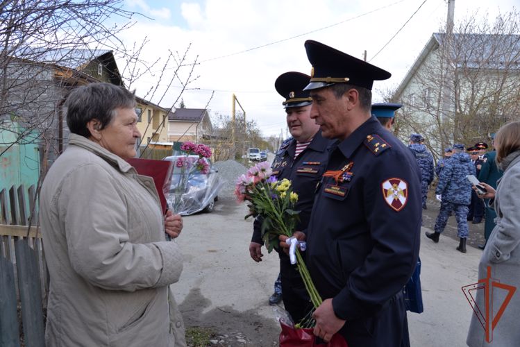 В преддверии Дня Победы Росгвардия провела персональные парады для ветеранов-тружениц тыла  на Среднем Урале 