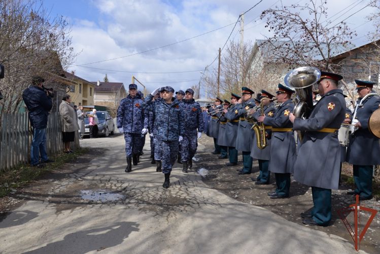 В преддверии Дня Победы Росгвардия провела персональные парады для ветеранов-тружениц тыла  на Среднем Урале 