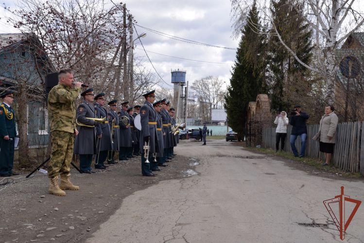 В преддверии Дня Победы Росгвардия провела персональные парады для ветеранов-тружениц тыла  на Среднем Урале 