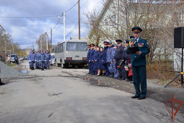 В преддверии Дня Победы Росгвардия провела персональные парады для ветеранов-тружениц тыла  на Среднем Урале 