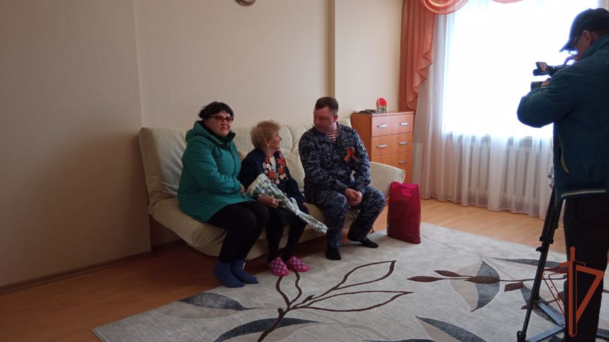 В преддверии Дня Победы Росгвардия провела персональные парады для ветеранов-тружениц тыла  на Среднем Урале 