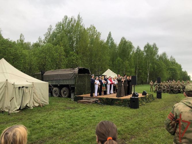 Ансамбль Центрального округа Росгвардии выступает с концертами в полевых условиях