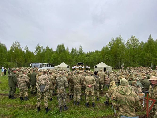 Ансамбль Центрального округа Росгвардии выступает с концертами в полевых условиях
