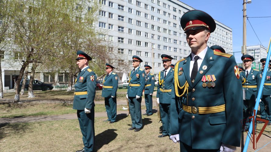 Военнослужащие красноярского соединения приняли участие в акции “Парад идет к ветерану”