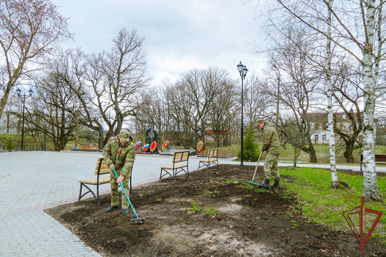 Росгвардейцы привели в порядок территорию воинского мемориала в Новгородской области