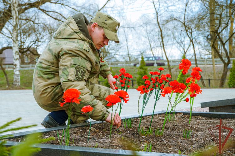 Росгвардейцы привели в порядок территорию воинского мемориала в Новгородской области