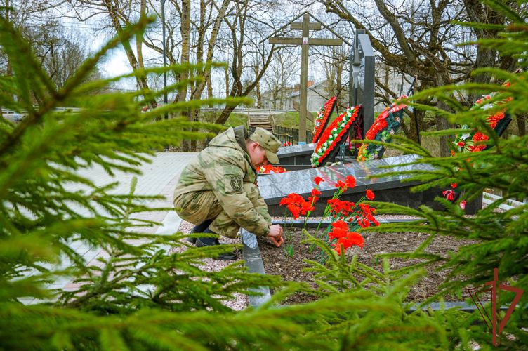 Росгвардейцы привели в порядок территорию воинского мемориала в Новгородской области