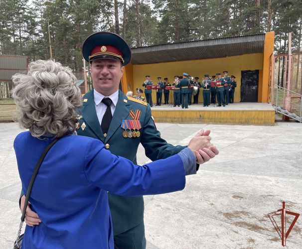 В День Победы жители города Ангарска кружились в праздничном вальсе под звуки военного духового оркестра Росгвардии