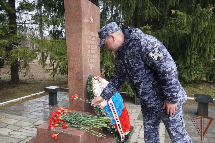 В Карелии офицеры вневедомственной охраны почтили память защитников станции Орзега, погибших в годы Великой Отечественной войны