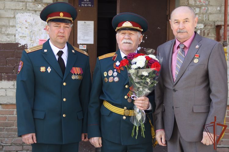 Росгвардия поздравила персональными парадами ветеранов в Тюмени и Озерске