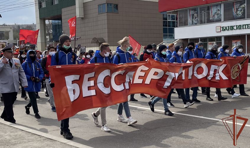 В Сибири военнослужащие и сотрудники Росгвардии присоединились к шествию «Бессмертного полка» 