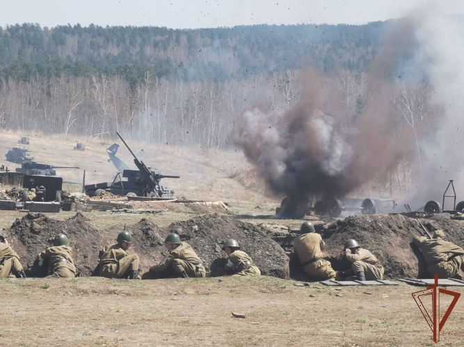 В Иркутске военнослужащие Росгвардии приняли участие в реконструкции танкового сражения боя под Прохоровкой 