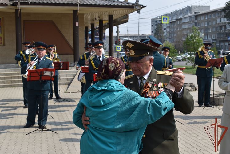 Военные музыканты Росгвардии поздравили с 99-летием ветерана Великой Отечественной войны из Ангарска