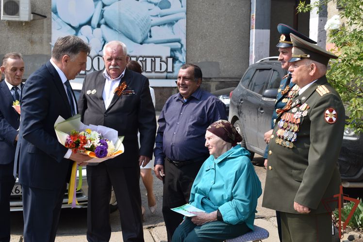 Военные музыканты Росгвардии поздравили с 99-летием ветерана Великой Отечественной войны из Ангарска