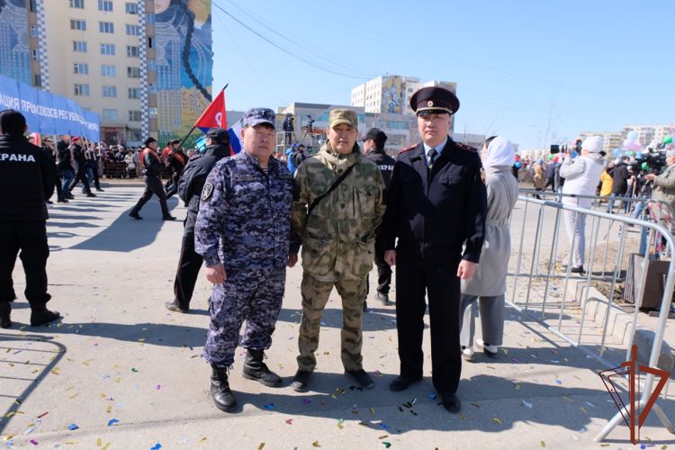 В Якутске росгвардейцы во время прямой трансляции поздравили участников первомайского шествия 