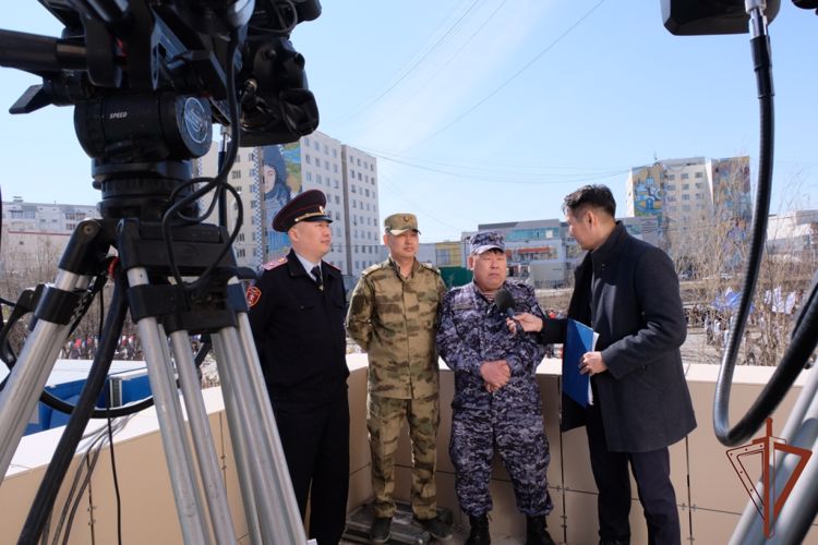 В Якутске росгвардейцы во время прямой трансляции поздравили участников первомайского шествия 