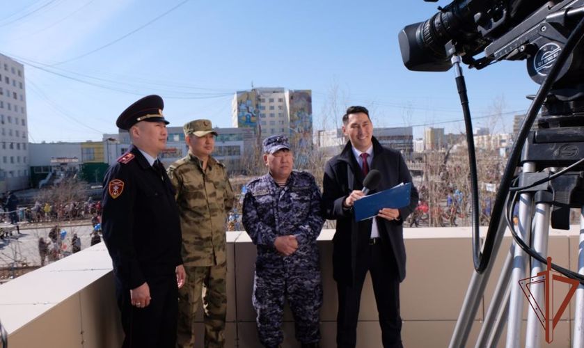 В Якутске росгвардейцы во время прямой трансляции поздравили участников первомайского шествия 