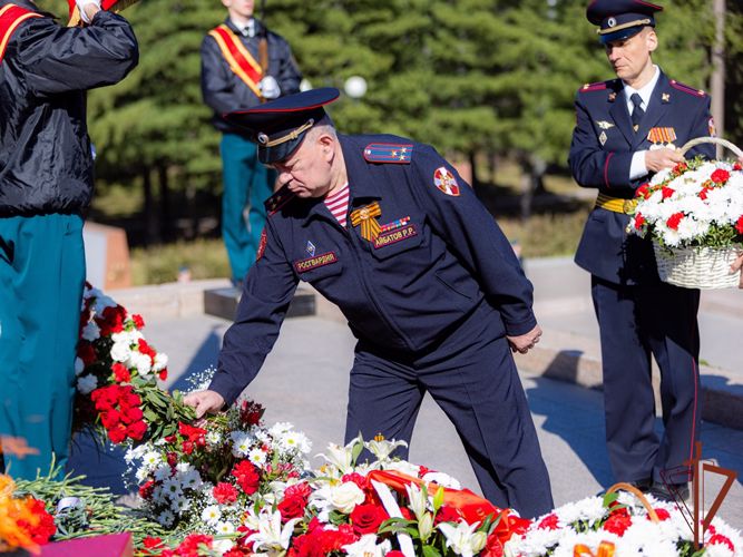 В память о погибших героях Великой Отечественной войны в Сибири росгвардейцы возложили цветы и зажгли свечи 